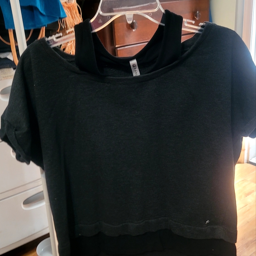 Fabletics Ladies Size Medium Black Grey Workout Top Cap Sleeves Round Neckline - Picture 2 of 16